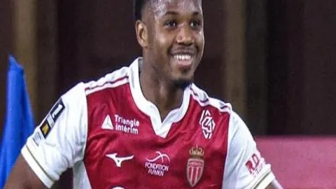 17岁新星易卜拉欣莫夫签订曼联首份职业合同